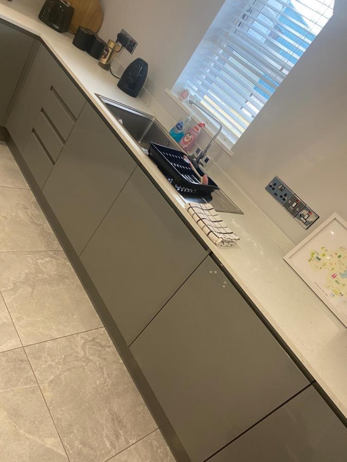 Modern 3-Bed Apartment In Magherafelt Sleeps 8 المظهر الخارجي الصورة